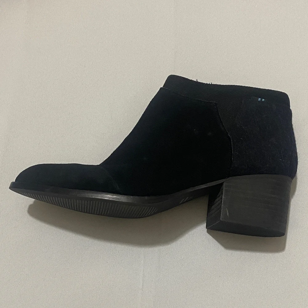 NWOB TOMS Black Suede Bootie Ankle Boots Women's Size 7M